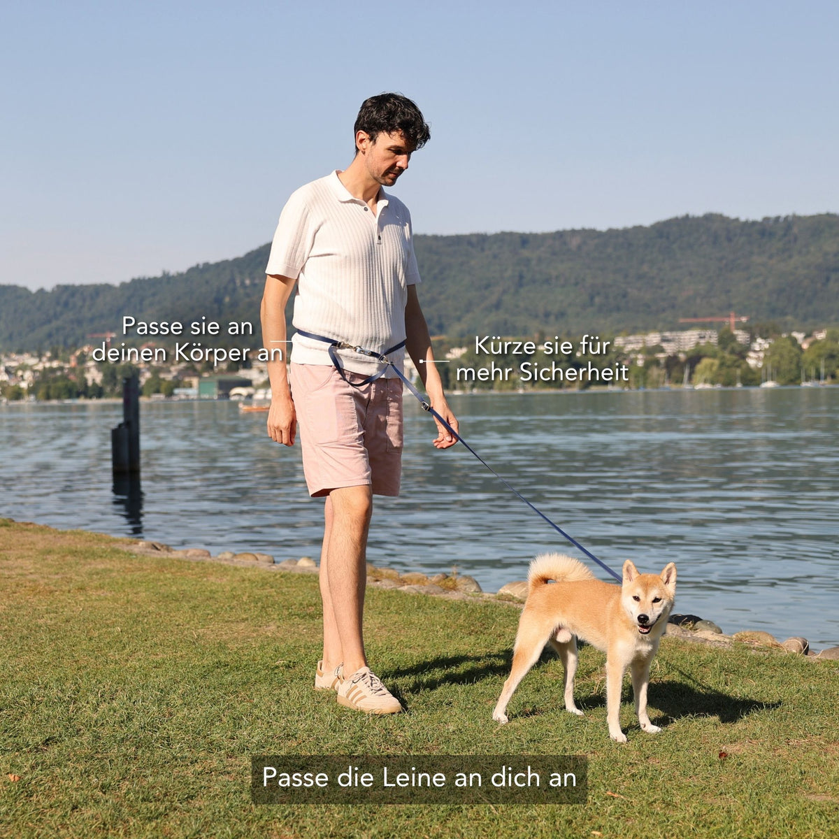 A man standing on a grassy lakeside with a Shiba Inu dog on a leash, with German instructional text overlaid on the photo. #lang_de