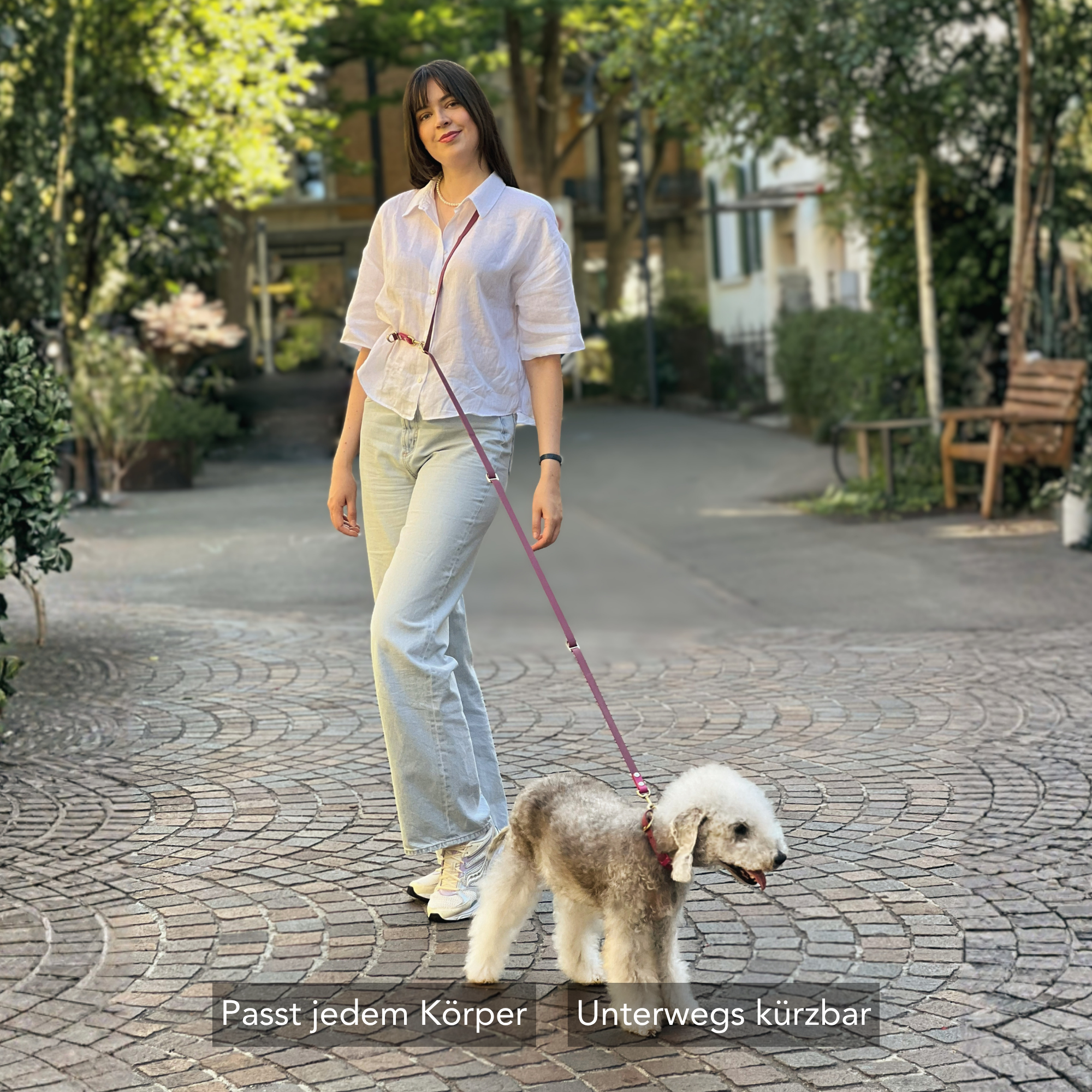 Frau unterwegs mit einem Hund und Umhängeleine aus Biothane #lang_de