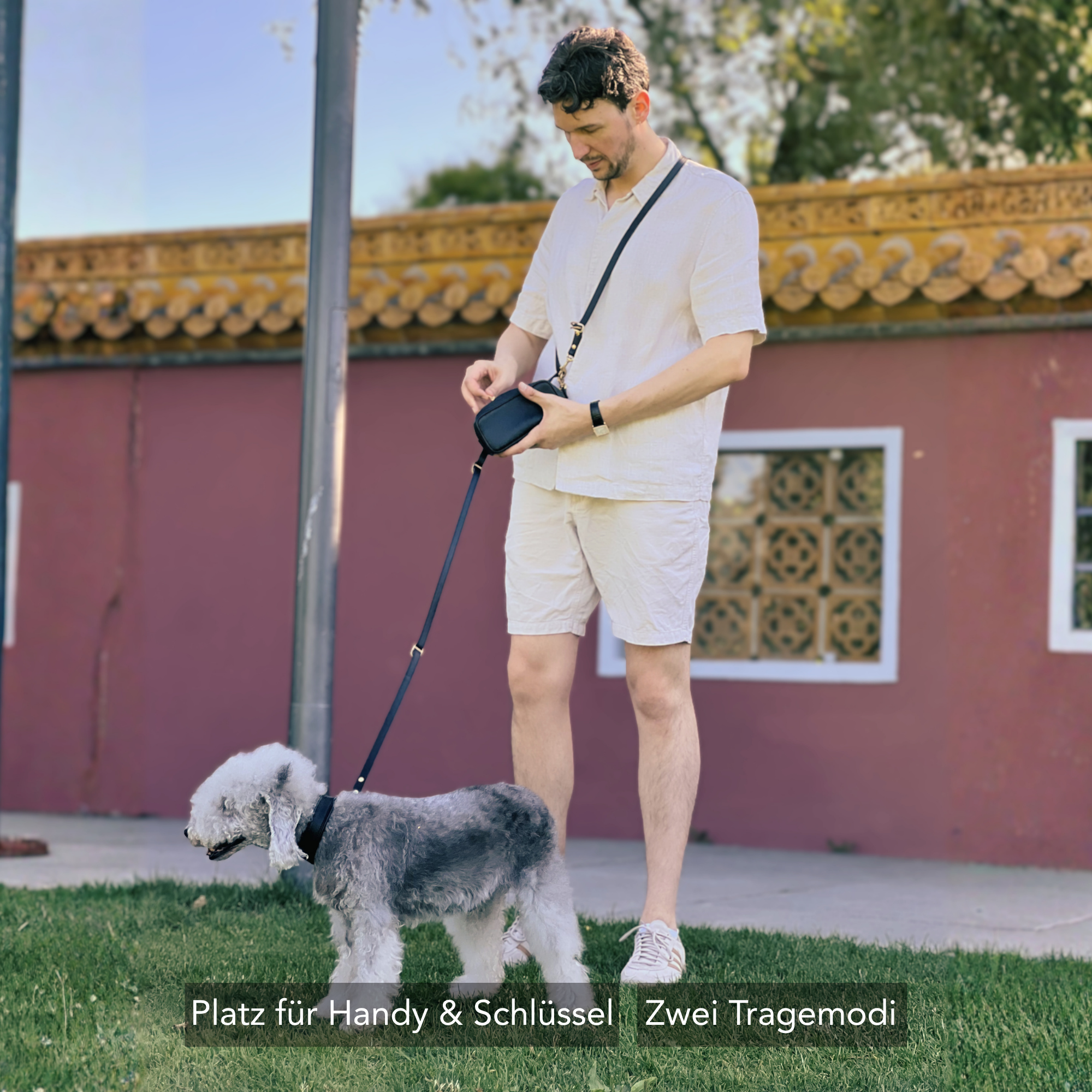 Mann mit Hund unterwegs in Zürich mit einer Umhängeleine, leckerlitasche und Halsband aus schwarzem Leder. #lang_de