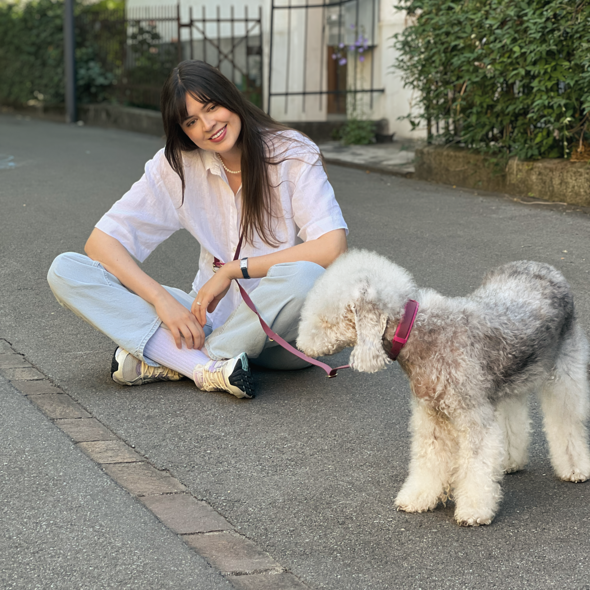 Frau mit Hund und Leine mit Hlasband aus BioThane in Pink in Zürich Seefeld.